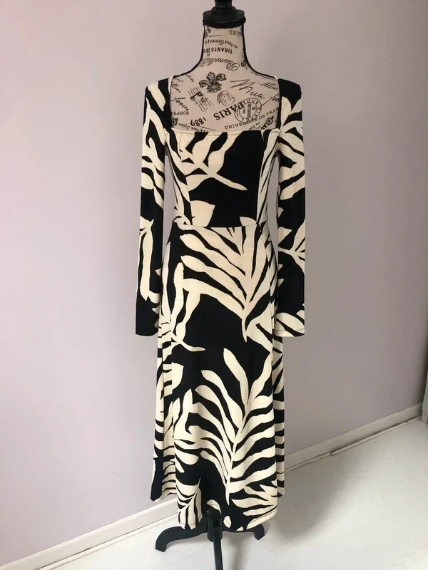 Robe longue fendue col carré noir & crème – Taille XS / S (34 / 36)